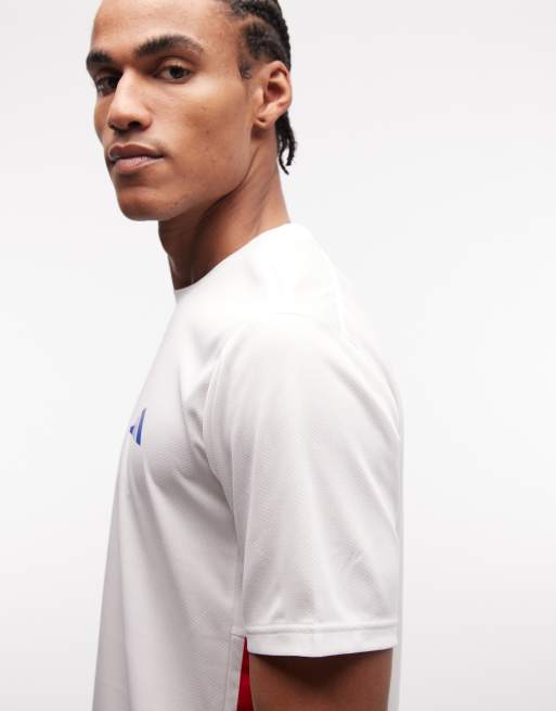 adidas Training – Essentials – T-Shirt in Weiß und Rot mit den drei Streifen, 5 von 5