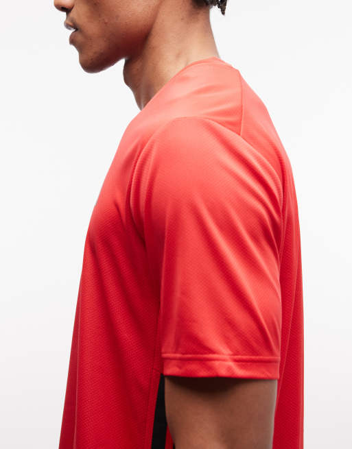 adidas Training Essentials T-shirt met 3 strepen in rood, 2 van 5