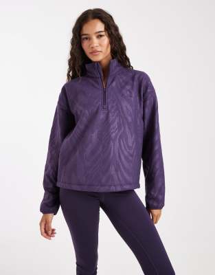 adidas Training - Fleece-Pullover mit Aurora Plum mit Print-Lila