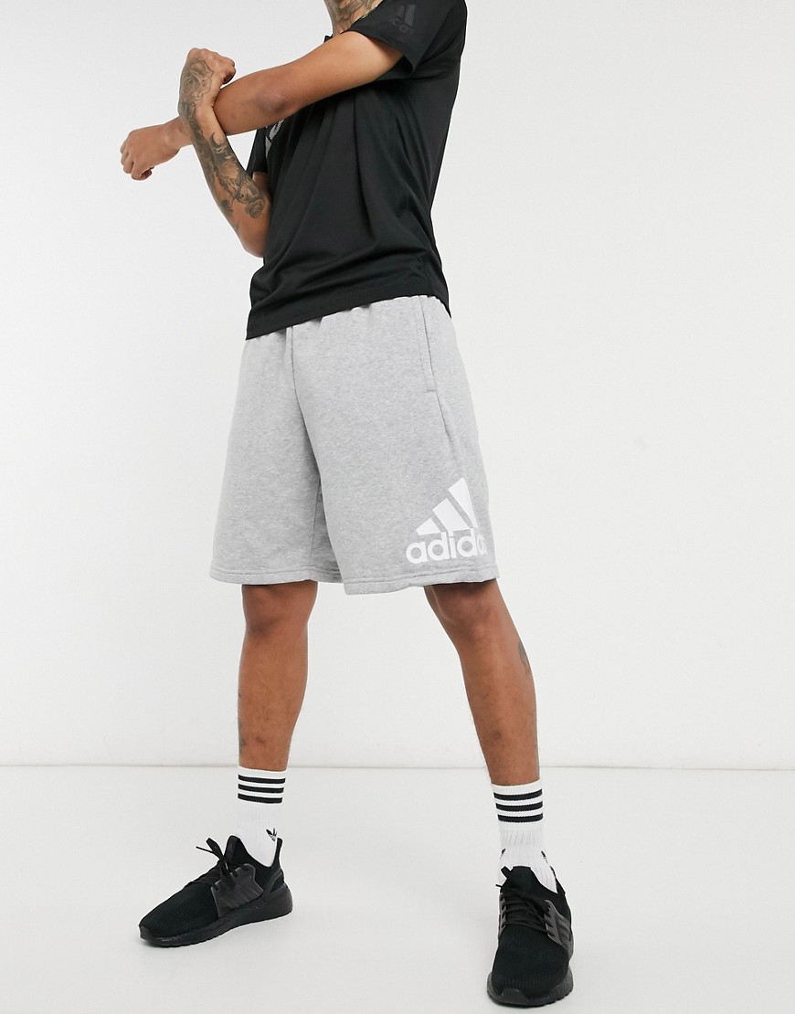 Adidas Training - Grå shorts med stor logga