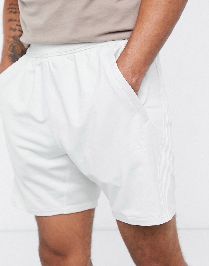 Adidas Training – Grå shorts med tre ränder