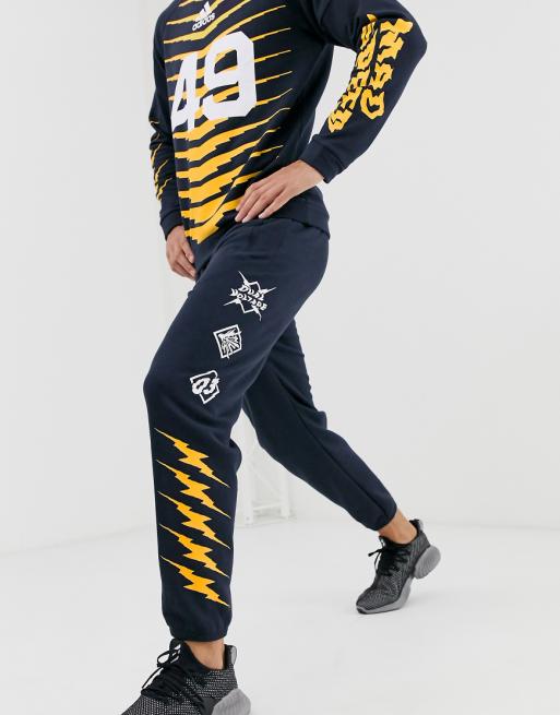 adidas - Training GRFX - Hose mit Grafikdesign in Marineblau adidas - Training GRFX - Hose mit Grafikdesign in Marineblau