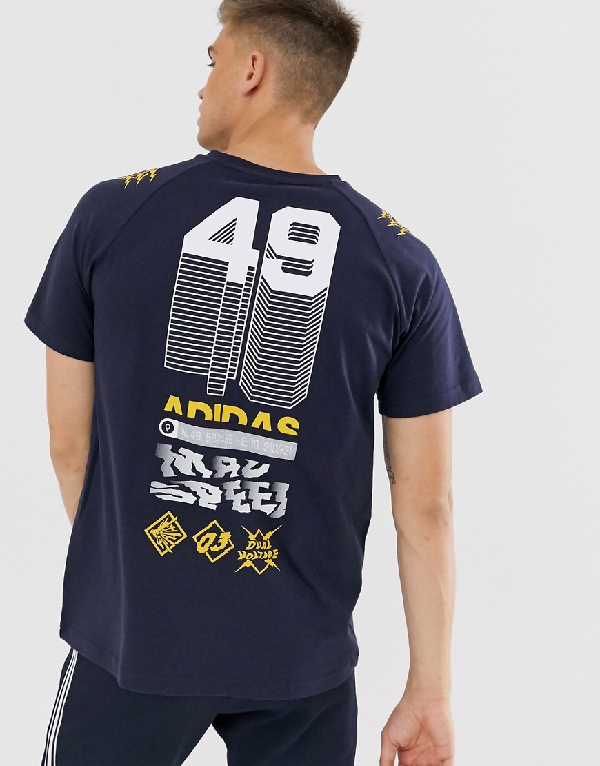 Adidas – Training GRFX – Marinblå t-shirt med grafiskt tryck