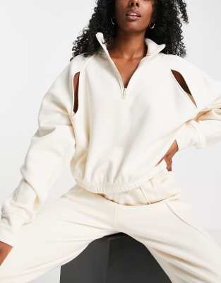 adidas Training – Hyperglam – Fleece-Sweatshirt in Cremeweiß mit kurzem Schnitt und Halbreißverschluss
