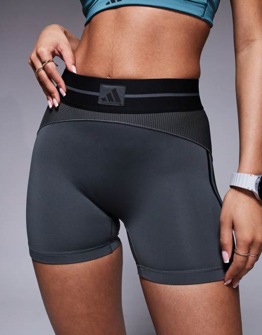 adidas - Training - Hyperglam - Geribbelde booty shorts in grijs en zwart, 3 van 5