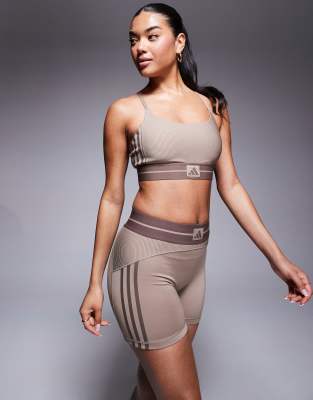 adidas Training - Hyperglam - Knappe, gerippte Shorts in Kreidebraun