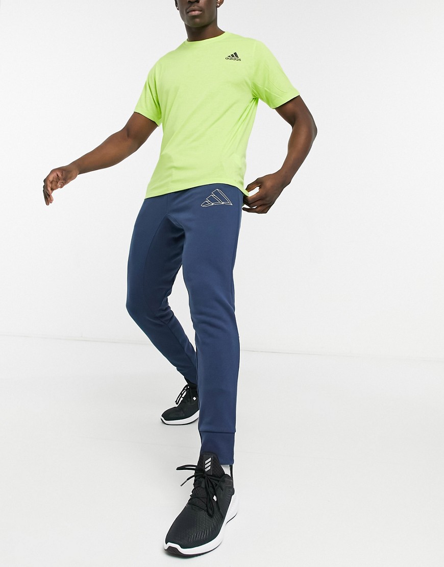 Adidas – Training – Marinblå mjukisbyxor med skissad logga