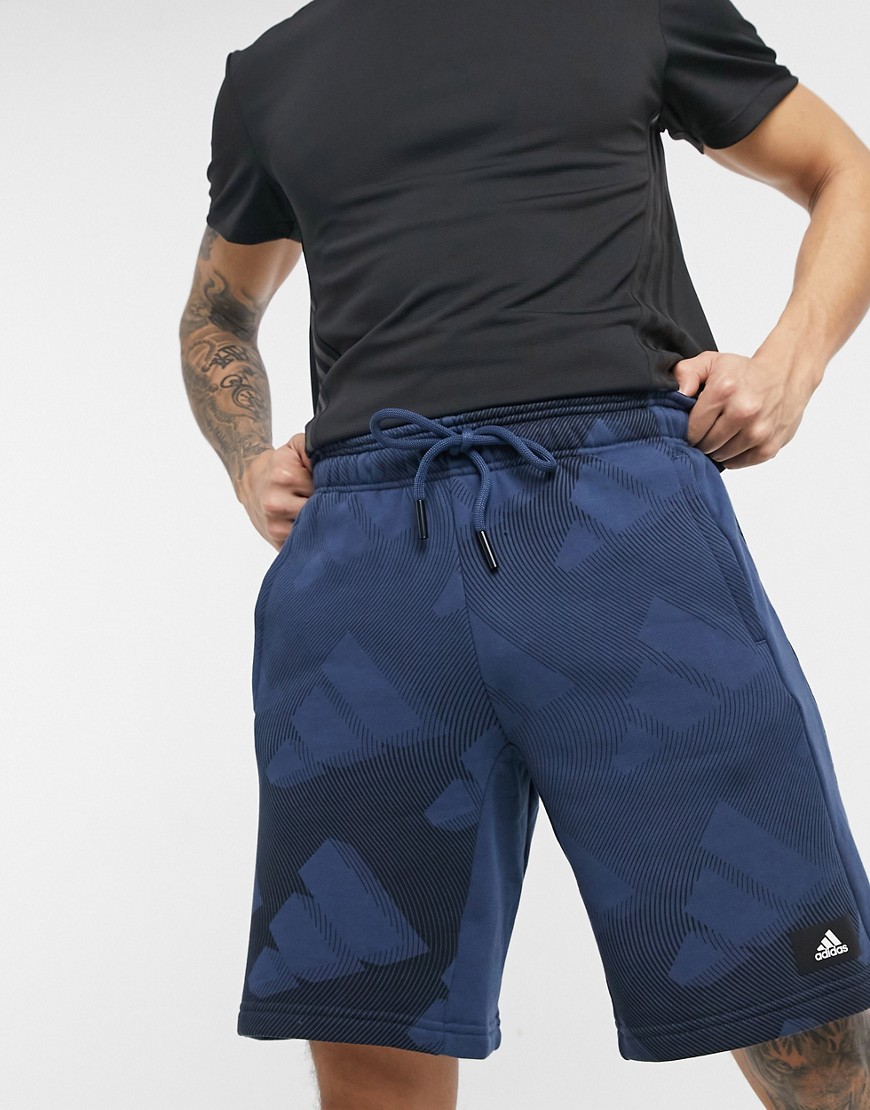 Adidas – Training – Marinblå träningsshorts med mönster