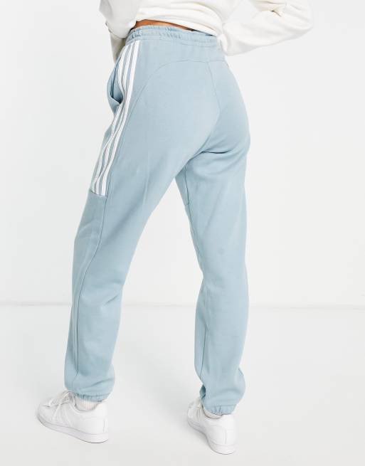 adidas Training - Oversized grå joggingbukser med tre striber, 2 af 4