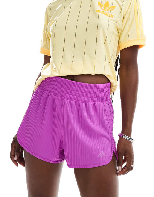 adidas Training – Pacer All Gym Seasonal – Gerippte Shorts in Lila mit hohem Bund und drei farblich abgestimmten Streifen