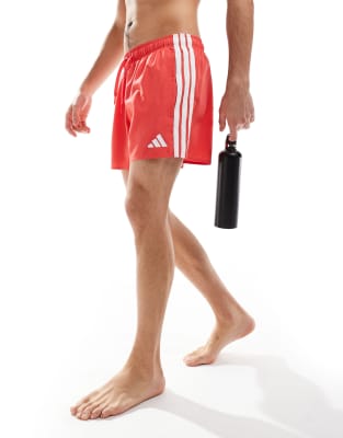adidas Training - Pantaloncini da bagno da 3“ rossi con 3 strisce - view 1