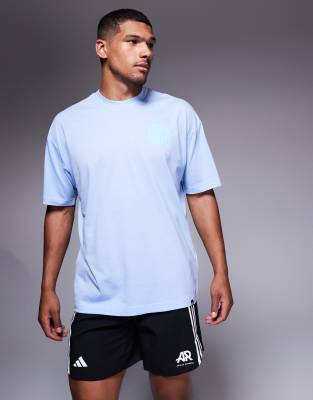 adidas Training - Power - T-shirt avec imprimé globe au dos - Bleu cendré