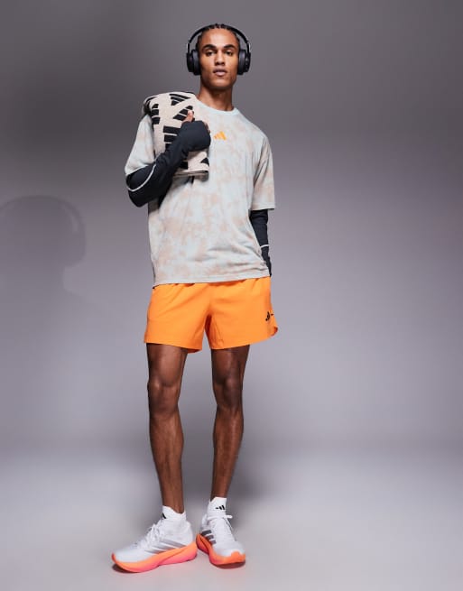 adidas Training – Salviafärgad, batikmönstrad t-shirt med 'Noodle Legs'-tryck baktill, 4 av 5