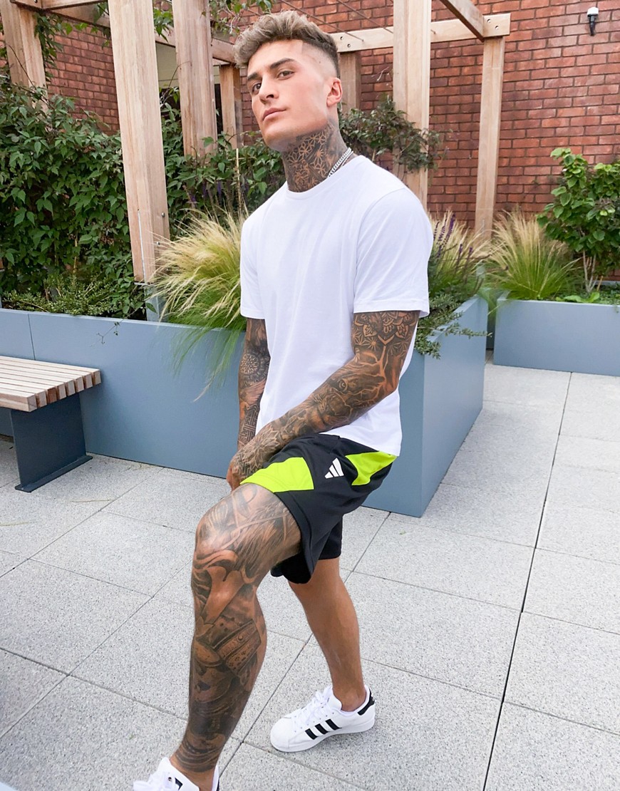 Adidas Training – Svarta shorts med kontrasterande paneler