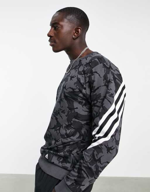 adidas Training - Sweatshirt med tre omkringgående striber i gråt camouflage-print