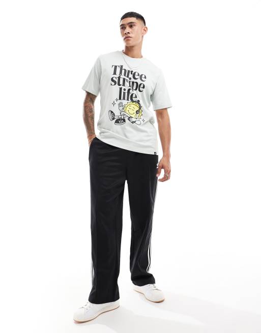 adidas Training T Shirt in Grun mit Three Stripe Life Grafikprint