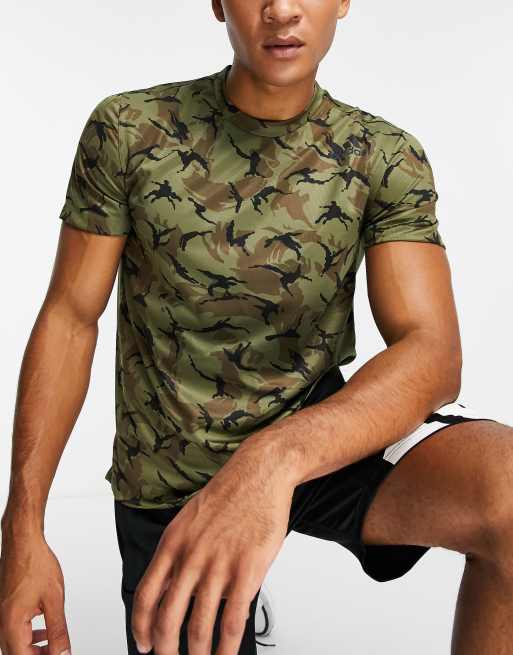adidas – Training – T-Shirt in Khaki mit durchgehendem Military-Muster