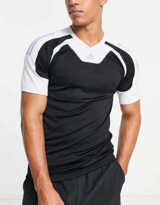 adidas Training – T-Shirt in Schwarz mit Einsätzen im Blockfarbendesign