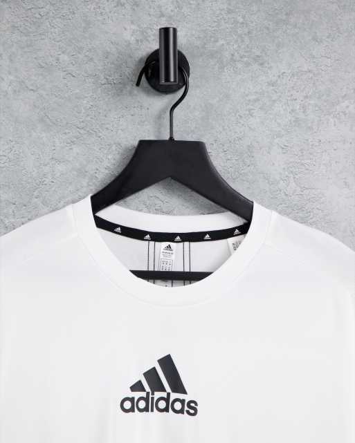 adidas Training T Shirt in WeiB mit Logo auf der Brust ASOS