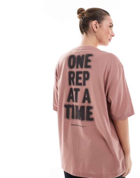 adidas - Training - Yoga - T-shirt in kleikleur - view 1