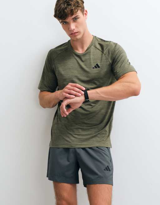 adidas Trainings-T-Shirt Tech Essentials in Khaki-Braun, 4 von 5