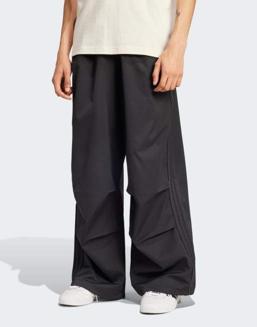 adidas - Trainingsbroek met parachutepijpen in zwart