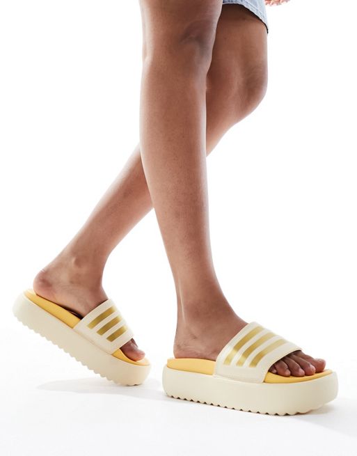 adidas – Träning – Adilette – Sand- och guldfärgade tofflor med platåsula