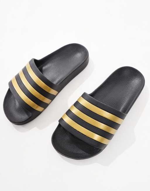 adidas – Träning – Adilette – Svarta och guldfärgade tofflor, 3 av 4