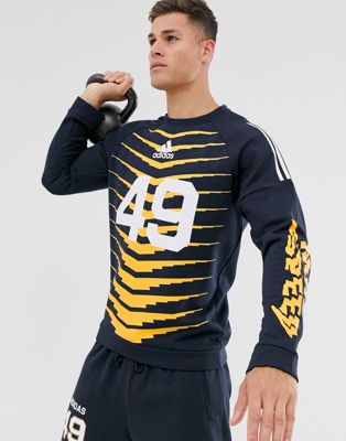 Adidas – Träning – GRFX – Grå sweatshirt med grafik-Marinblå
