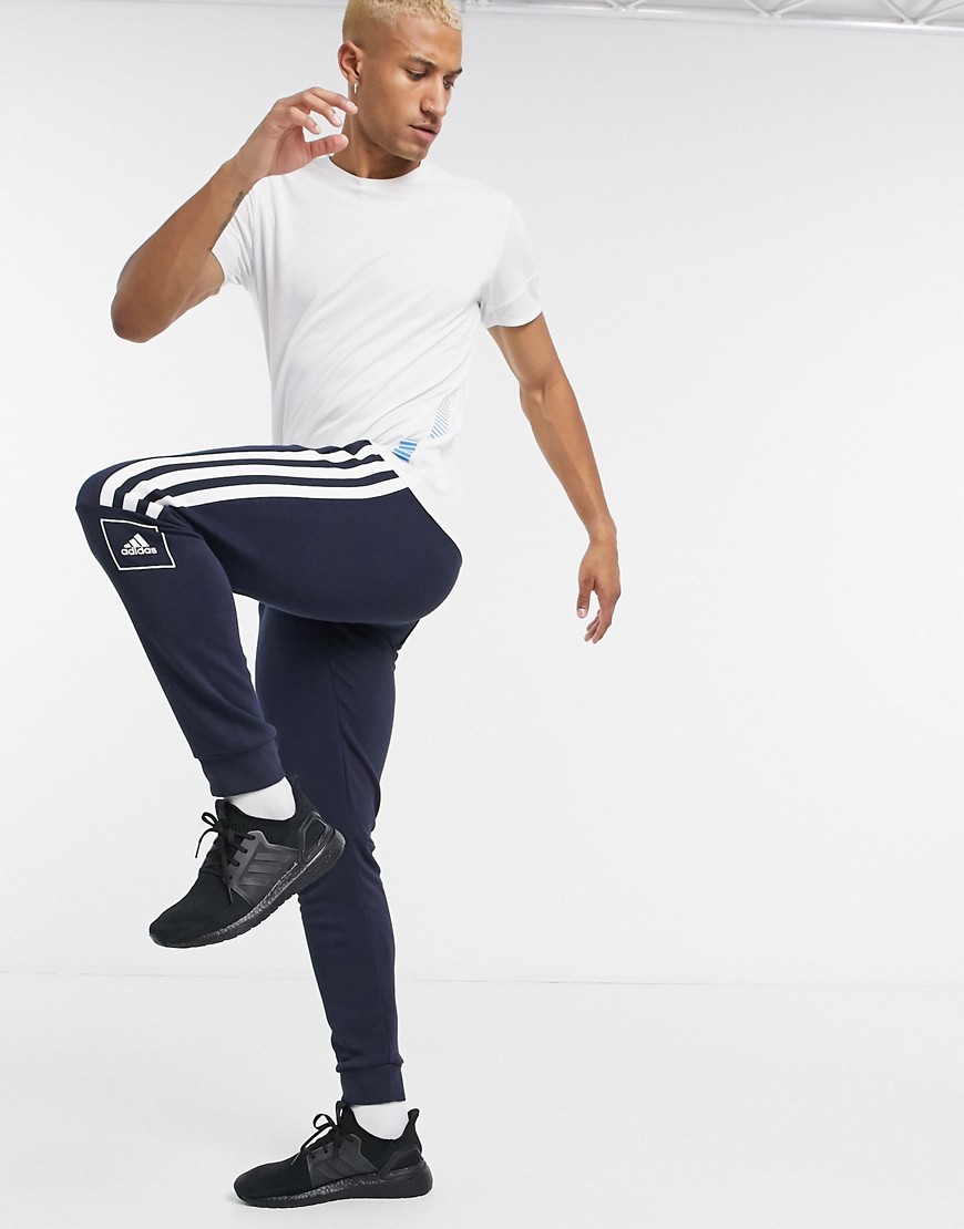 Adidas – Träning – Marinblå mjukisbyxor med tre ränder-Svart