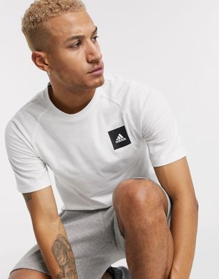 adidas – Vit t-shirt med fyrkantig logga