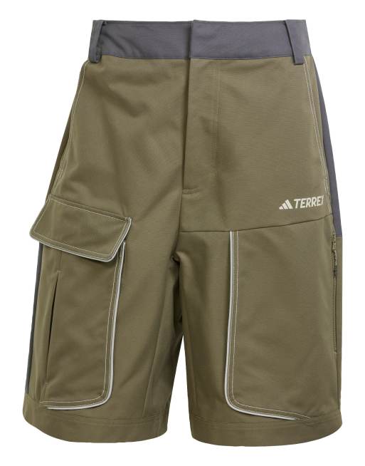 adidas – Xploric – Shorts in Olive Strata und Grey Six mit mehreren Taschen