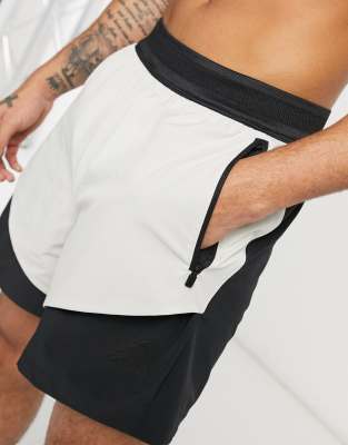 adidas - Yoga - Tech-shorts i sort og beige