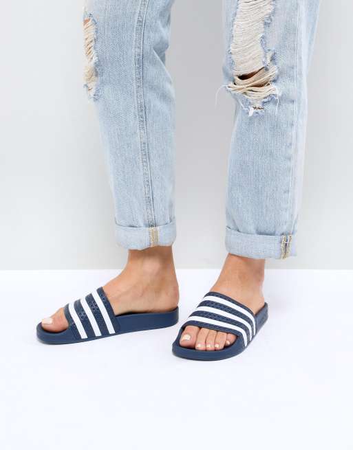 Adilette badesandaler i navy og hvid fra adidas Originals
