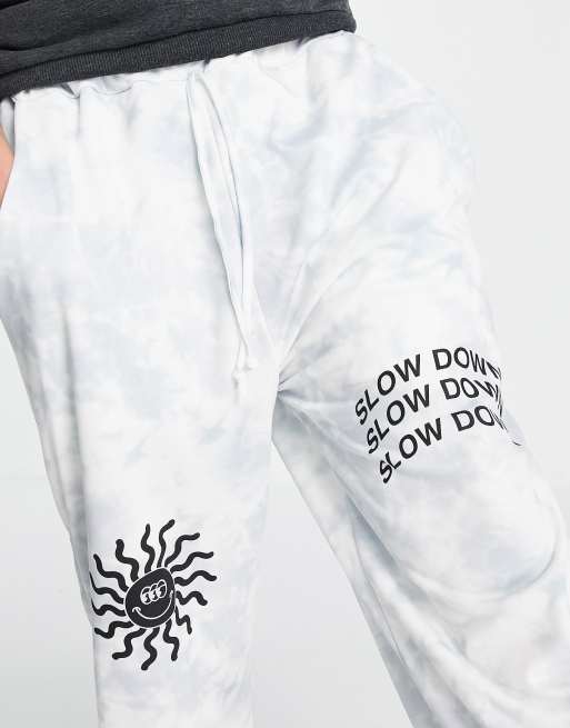 Adolescent Clothing – Lounge-Jogginghose in Oversize-Passform mit „Slow Down“-Schriftzug und Batikmuster, 3 von 4