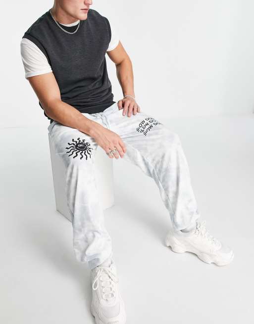 Adolescent Clothing – Lounge-Jogginghose in Oversize-Passform mit „Slow Down“-Schriftzug und Batikmuster, 4 von 4