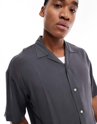 Camisa gris extragrande con cuello de solapas de ADPT 