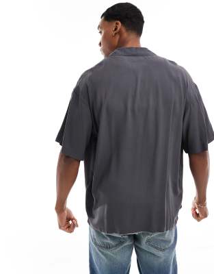 Camisa gris extragrande con cuello de solapas de ADPT 