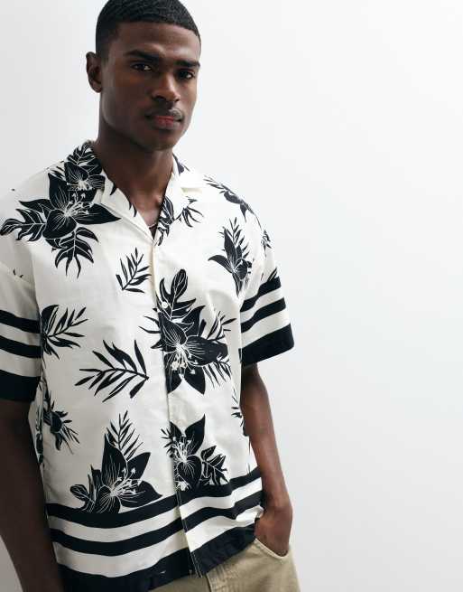 ADPT - Sort og oversized skjorte med reverskrave og blomsterprint 