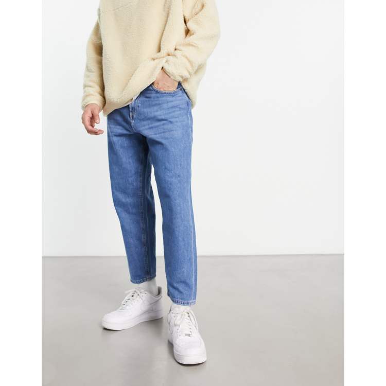 Cropped jeans 2024 and sneakers