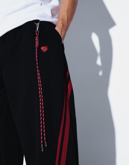 Aelfric Eden world stage baggy barrel joggers with red panelling in black, 2 of 5
