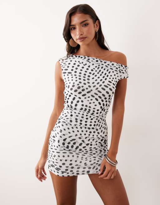 AFRM - Chaska - Vestido corto blanco y negro asimétrico con estampado de lunares, 3 de 4