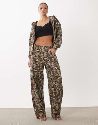 Ryan - Pantalon de survêtement d'ensemble coupe ample en coton à imprimé serpent - Sable-Neutre L
