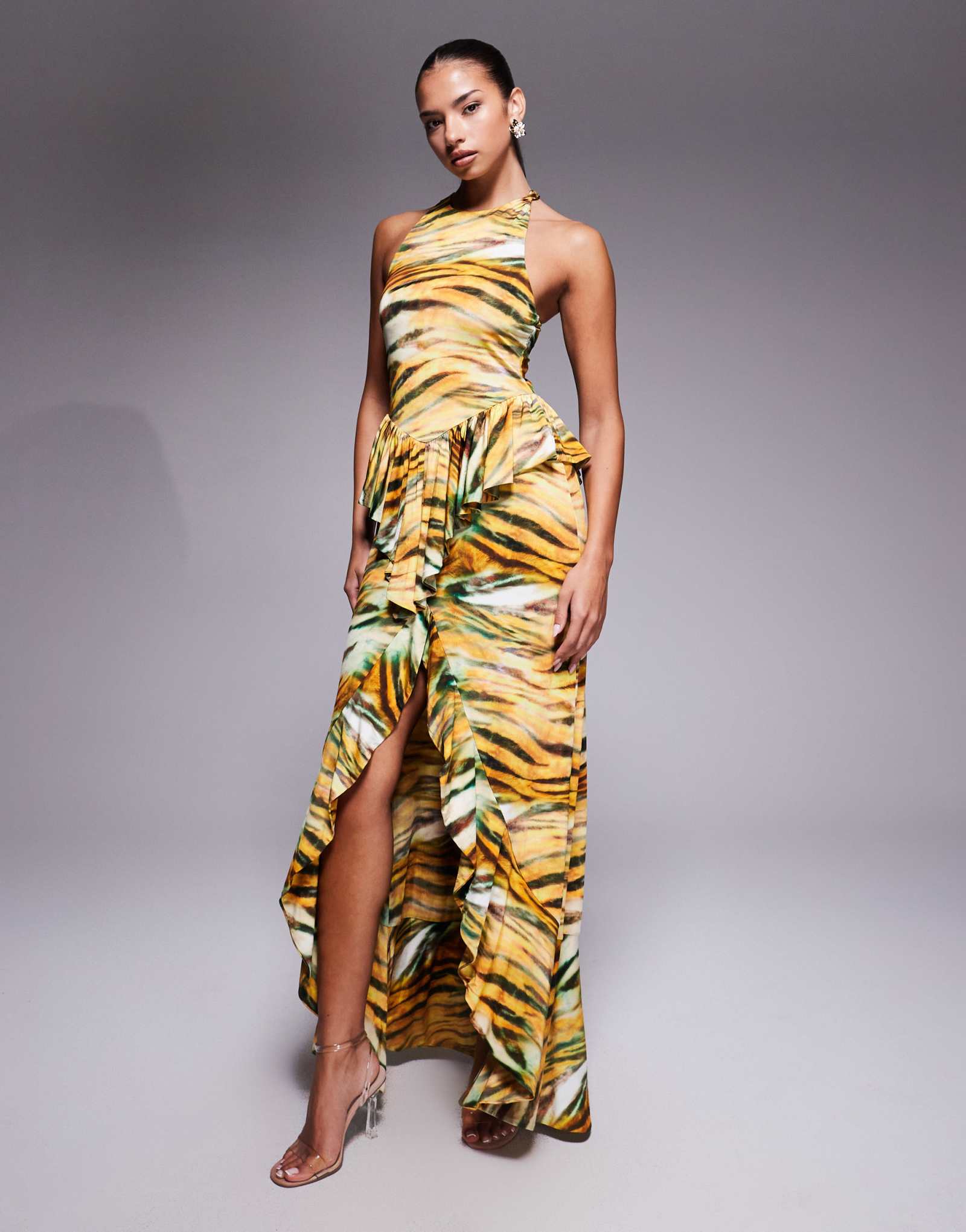 Облегающее макси-платье с оборками и рюшами спереди и разрезом спереди с тигровым принтом  