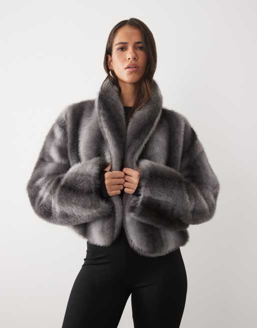 AFRM Stephanie jacka i fuskpäls med barrel-kort design i grå rand, 3 av 4