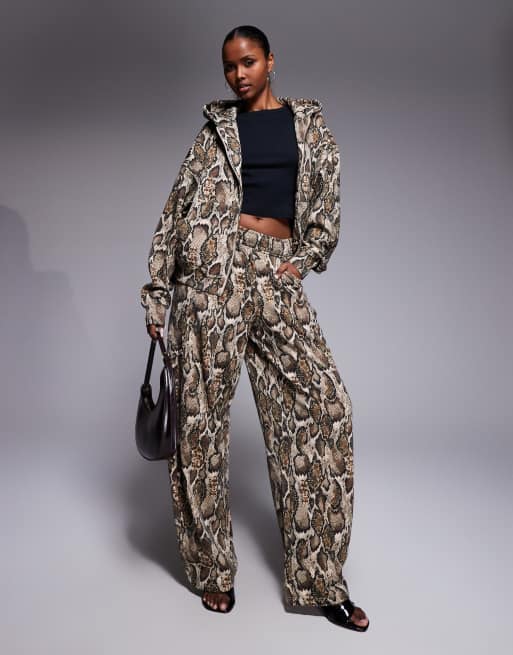 AFRM - Tuta sportiva in cotone color sabbia con stampa pitonata in coordinato