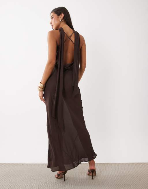 AFRM - Vestido maxi de crepé con cuello desbocado, detalle de bufanda y espalda cruzada en chocolate, 4 de 4