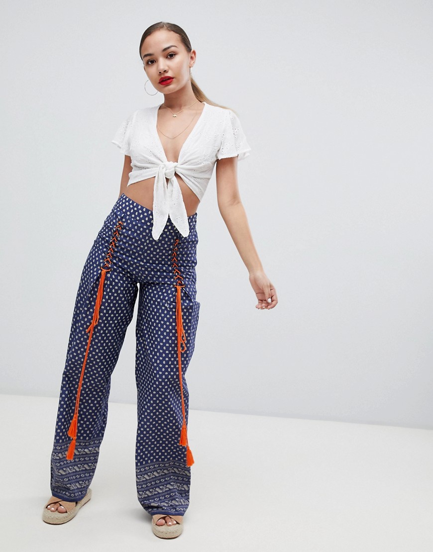 Afslappet bukser med binde kvast i paisley print fra Glamorous-Blå
