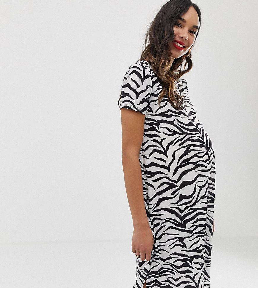 Afslappet kjole med ujævn kant i zebraprint fra Bluebelle Maternity-Multifarvet