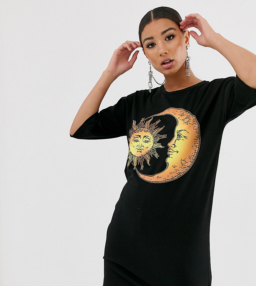 Afslappet t-shirt skjole med sol- og månegrafik fra Rokoko-Sort